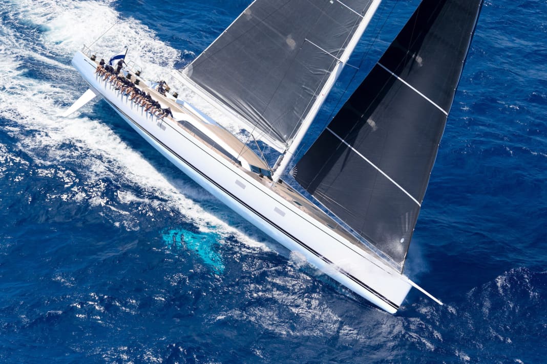 Regatta-Modus: mit Liftkiel, langem Bugspriet und Park-Avenue-Baum.