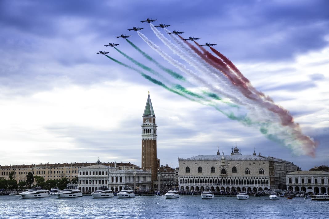Die Flugshow der "Frecce Tricolore" zu Ehren von Ferrettis Jubiläum