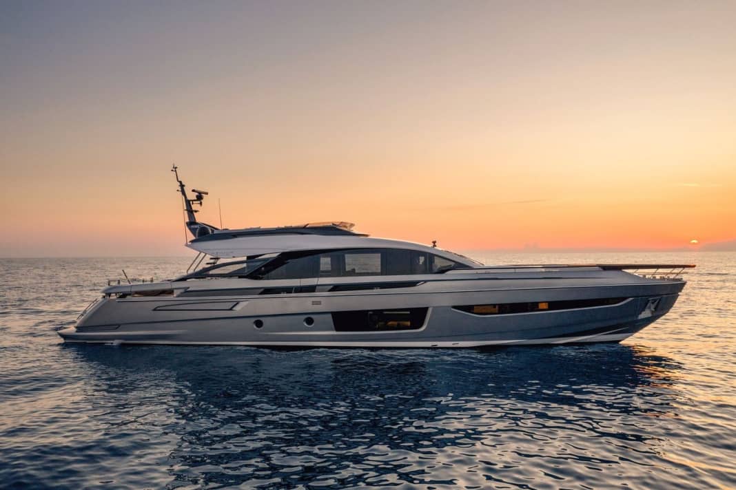 Azimut schmückt ihren imposanten Stand in Halle 6 unter anderem mit drei sportlich-markanten Neuheiten. Das größte Modell der Italiener ist die 28,72 Meter lange Azimut S10. (6/D58)
