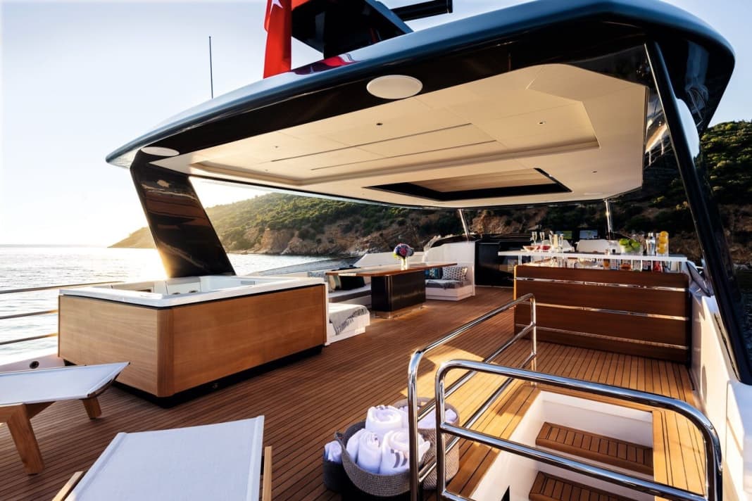 Sundeck: Under the electric sliding roof installed in the hardtop, there is a Jacuzzi, a bar and a dining table next to the outside steering position.
