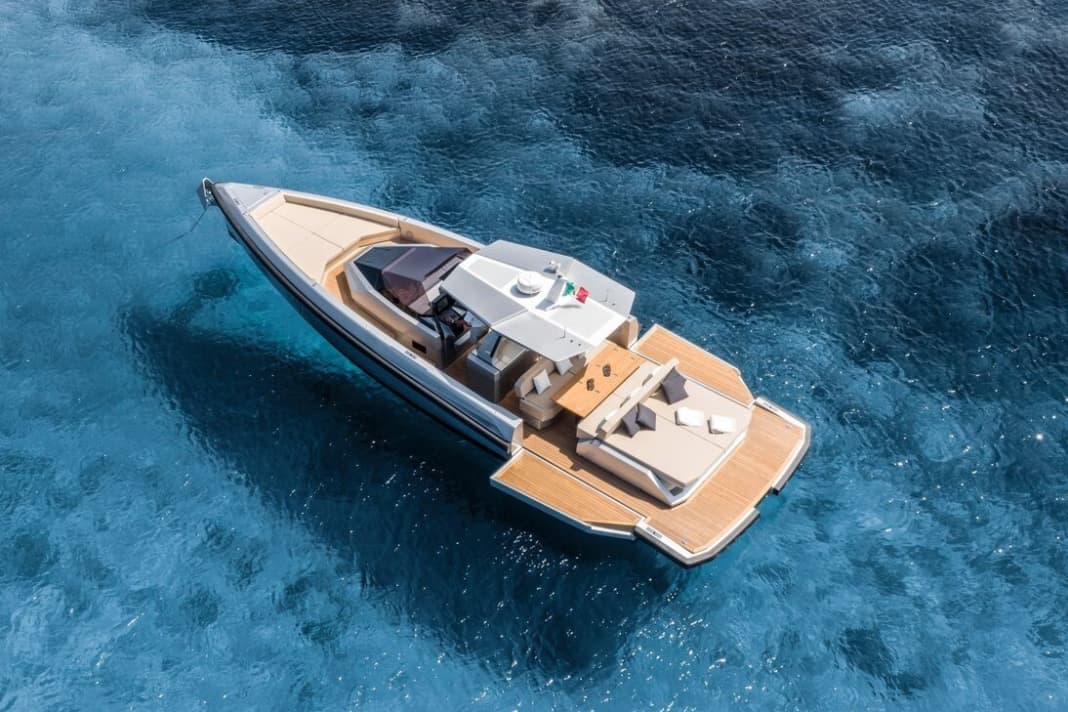 Ready for the bay: When at anchor, the sides fold down to create additional usable space. If required, additional biminis provide protection from the sun.