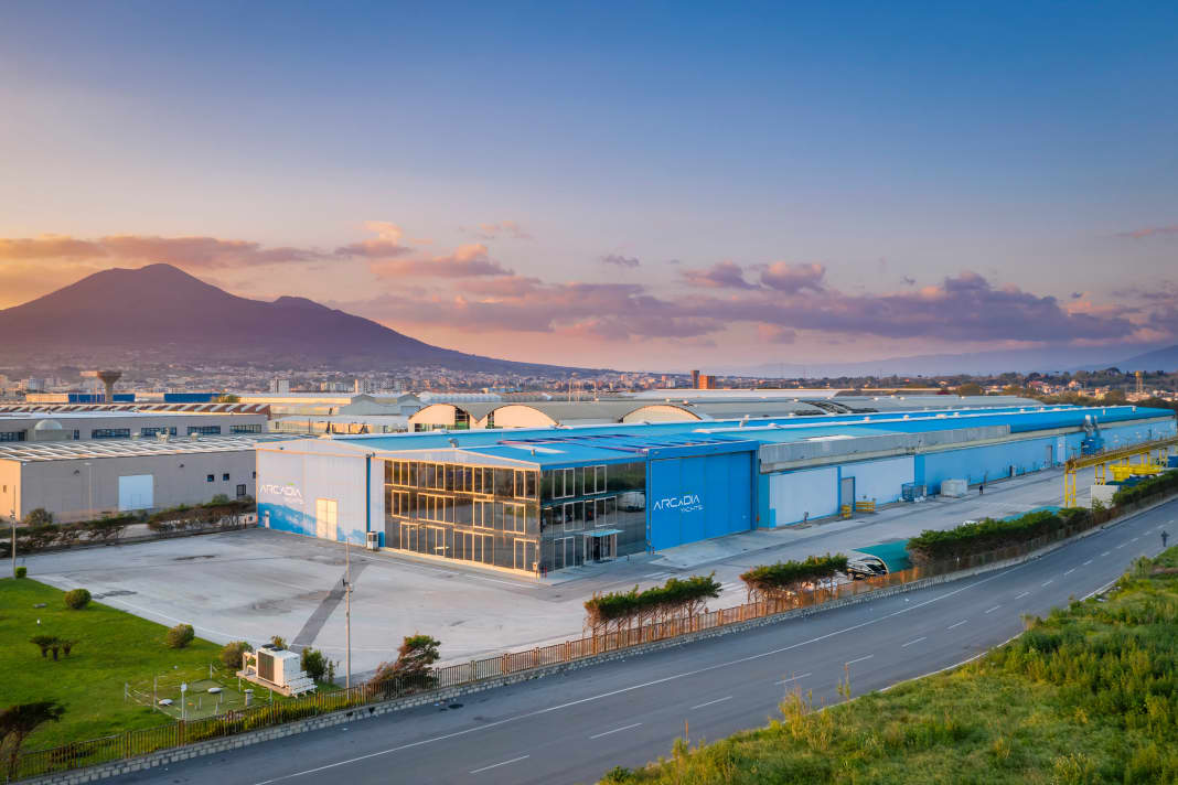 Even in difficult times: Arcadia Yachts reopened the gates of the shipyard not far from Naples to visitors.