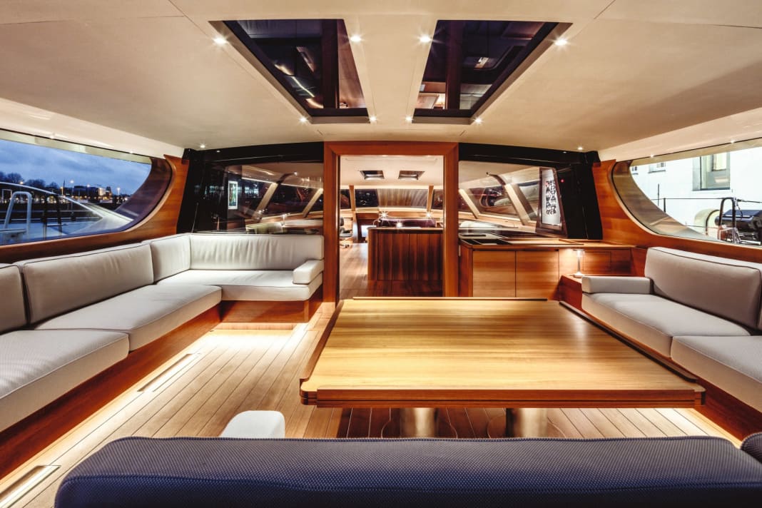 Additional space: when the side windows are raised, the cockpit looks like an extension of the saloon.