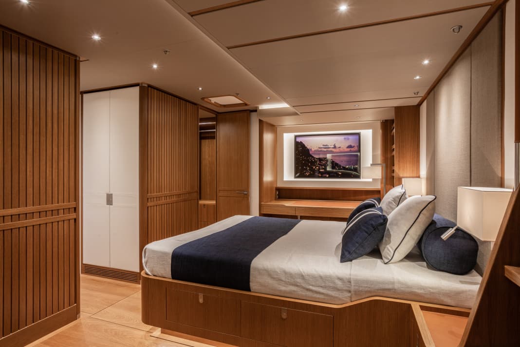 Eignerkabine: Hier zeigt sich das von Teakholz geprägte „Traditional Navy“-Interior von Misa Poggi in Reinform. Das Fehlen der Fenster kompensieren Kunstwerke.
