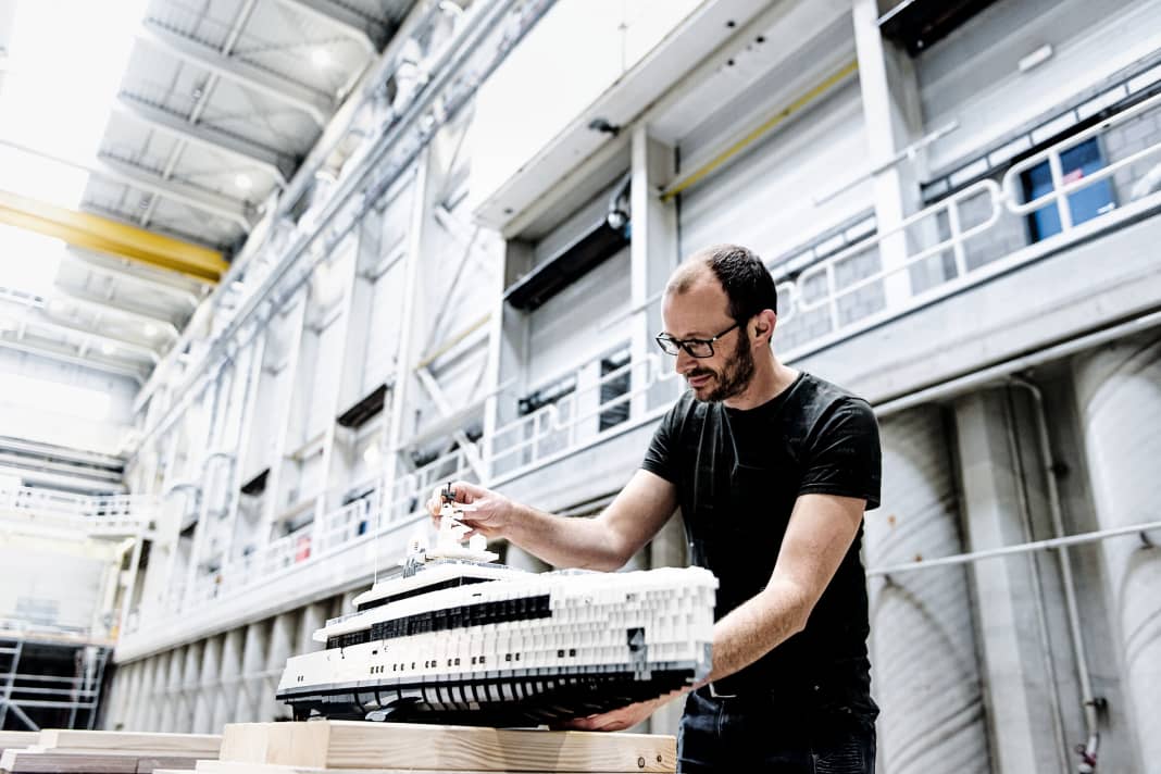 Final draperies: The master Arjan Oude Kotte and his one metre long model.