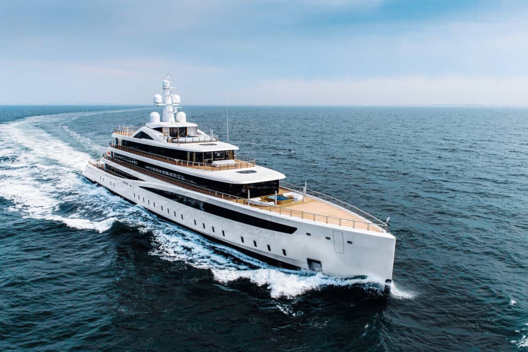 „Viva“: Das dieses Jahr abgelieferte 94 Meter lange De-Voogt-Azure-
Design stammt aus Feadship-Hallen und ist die größte Yacht der Show.