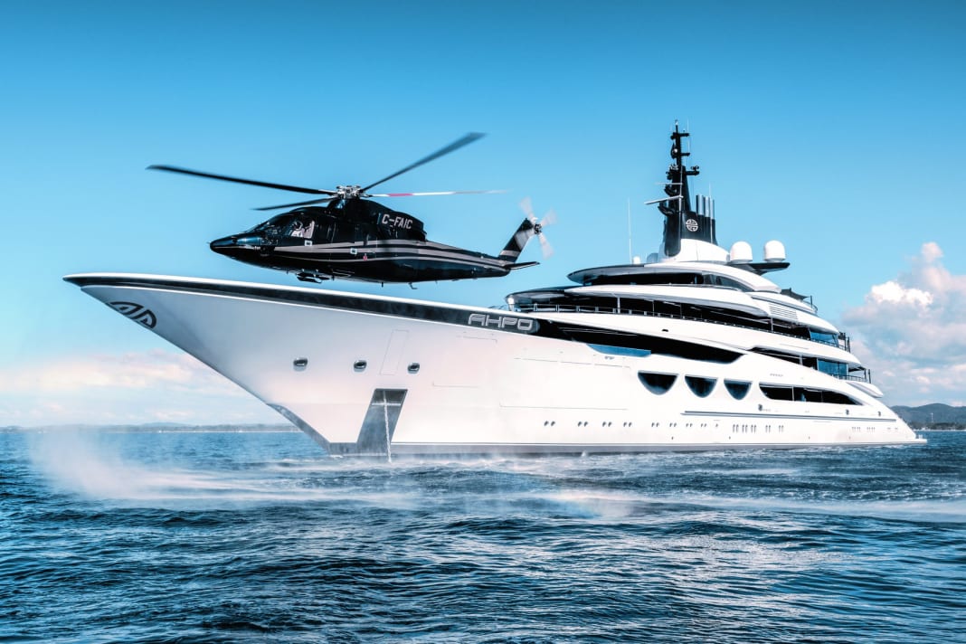 „AHPO“: Die 115-Meter-Lürssen, der wir ab Seite 66 ein großes Yachtporträt widmen, dürfte im Port Hercule auch ohne landenden Helikopter alle Blicke auf sich ziehen. Das markante Nuvolari-Lenard-Design zählt zu den exklusivsten Charteryachten der Welt und bietet Gästen jeglichen Komfort.