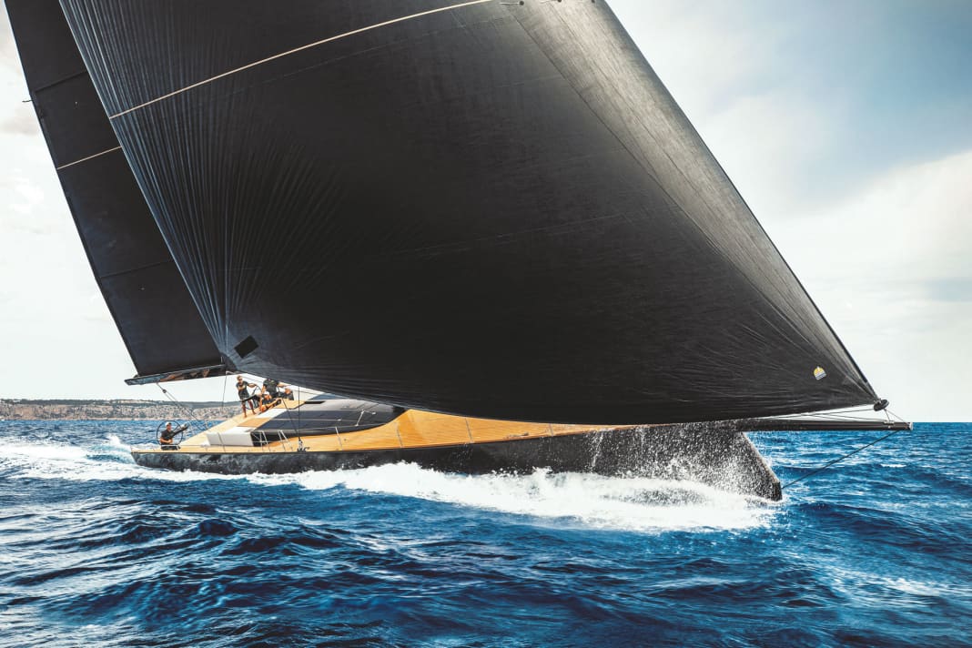 Elegante Linien und ein negativer Steven entsprechen dem Geschmack der Zeit. Die eindrucksvolle Segelfläche, hier dominiert von einem Code-Zero-Vorsegel, lässt sich per Knopfdruck einstellen. „Pink Gin Verde“ ist ein Schiff mit Regattapotenzial