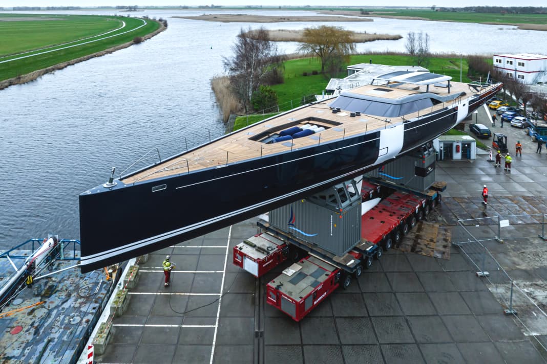 "Nilaya": After a good two-year construction phase, Royal Huisman rolled the 46.80-metre-long aluminium-carbon construction out of the large hall in Vollenhove. The owner once again dispensed with a bowsprit | t