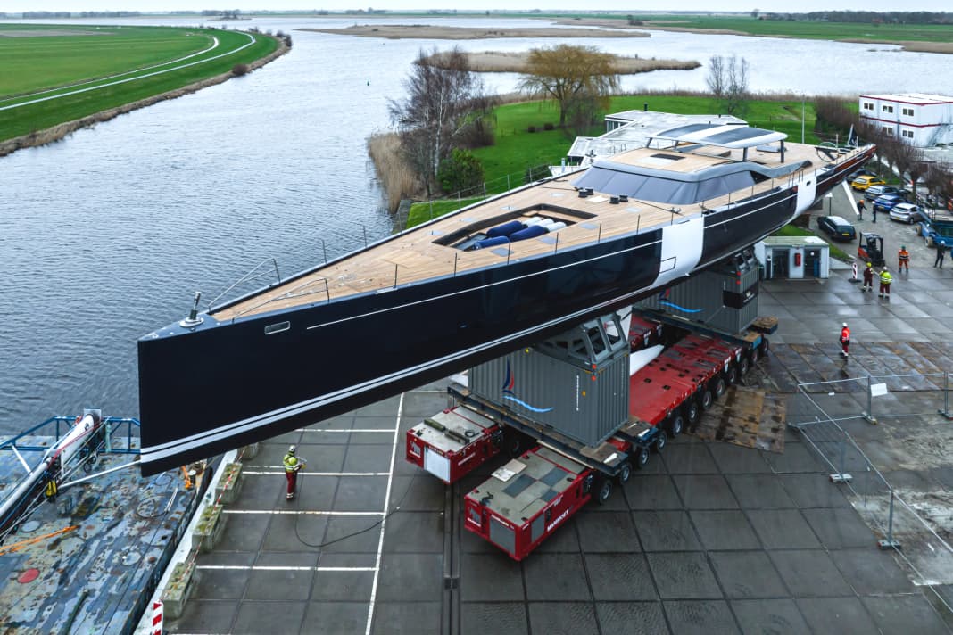 „Nilaya“: Nach gut zweijähriger Bauphase rollte Royal Huisman den 46,80 Meter langen Alu-Carbon-Bau aus der großen Halle in Vollenhove. Der Eigner verzichtete erneut auf einen Bugspriet | t
