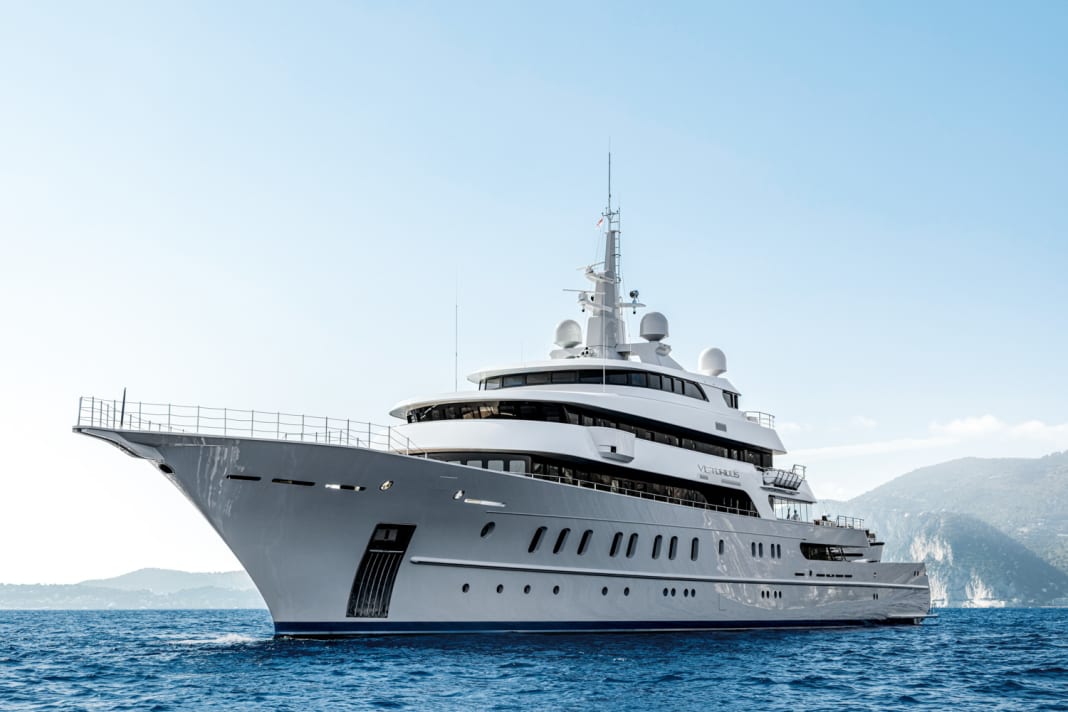 Schönes Schwergewicht: Auch die Aufbauten des 2164 Tonnen verdrängenden Fünfdeckers  bestehen aus Stahl, mit Ausnahme des von  Akyacht hinzugefügten Topdecks.