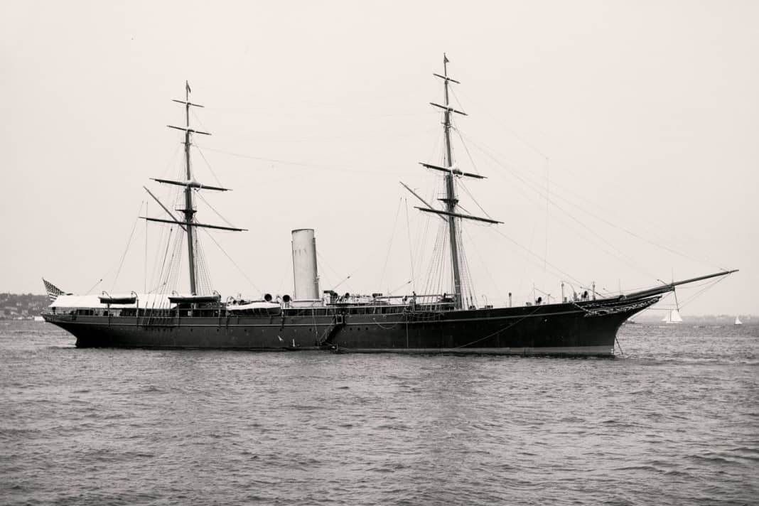 1893 fuhren Dampfyachten noch Rigg: Als Brigg mit Doppelschraubenantrieb galt die 100-Meter-„Valiant“ lange als die luxuriöseste Yacht der USA.