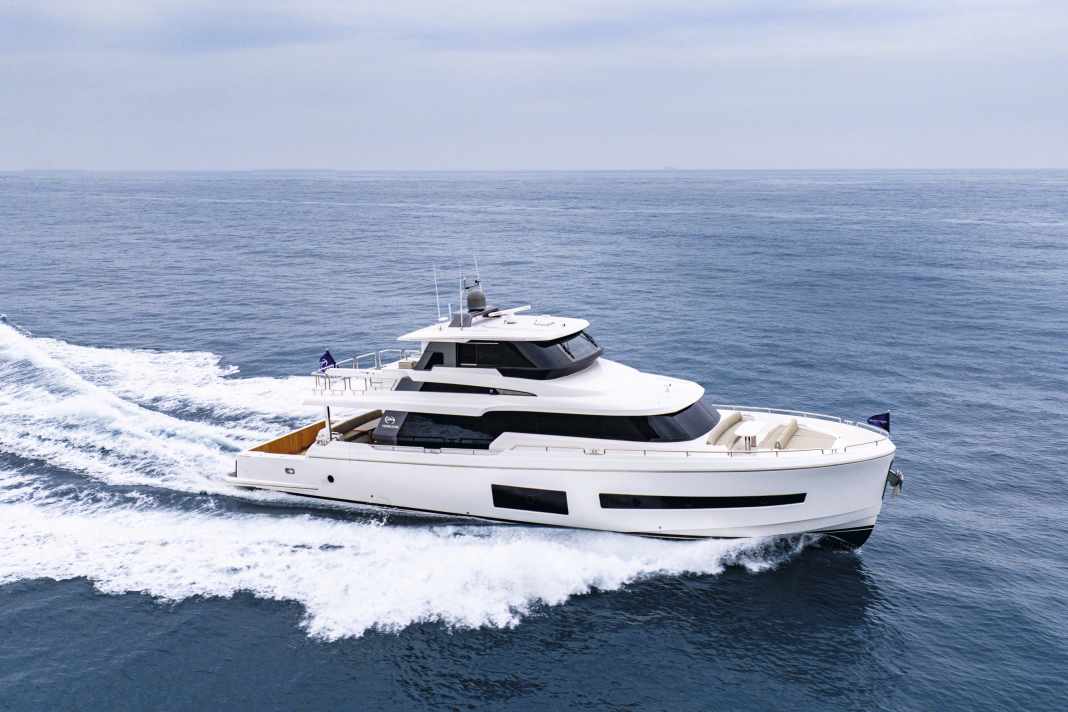 Beste Sicht: Gesteuert wird die Horizon V77 von der Skylounge. So bleibt das  vordere Hauptdeck frei für Galley und Speisebereich und das Vordeck wird zur Terrasse.