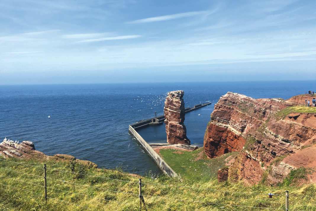 Berühmtes Wahrzeichen: die Lange Anna, eine hoch aufragende Fels­nadel am Nordwestzipfel Helgolands