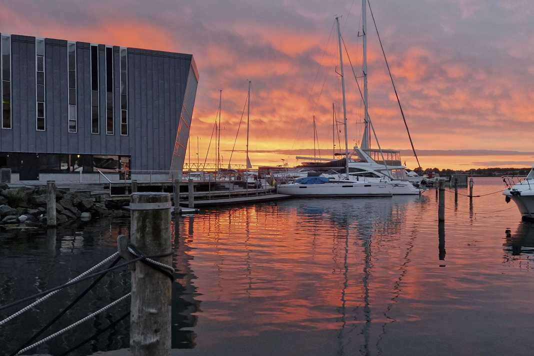 17th place: Change in the weather by Ingo Carstens, Ammersbek: The front has passed; after the rain showers, the evening sun breaks through the cloud cover and bathes it in an orange-red light. A beautiful spectacle of nature.