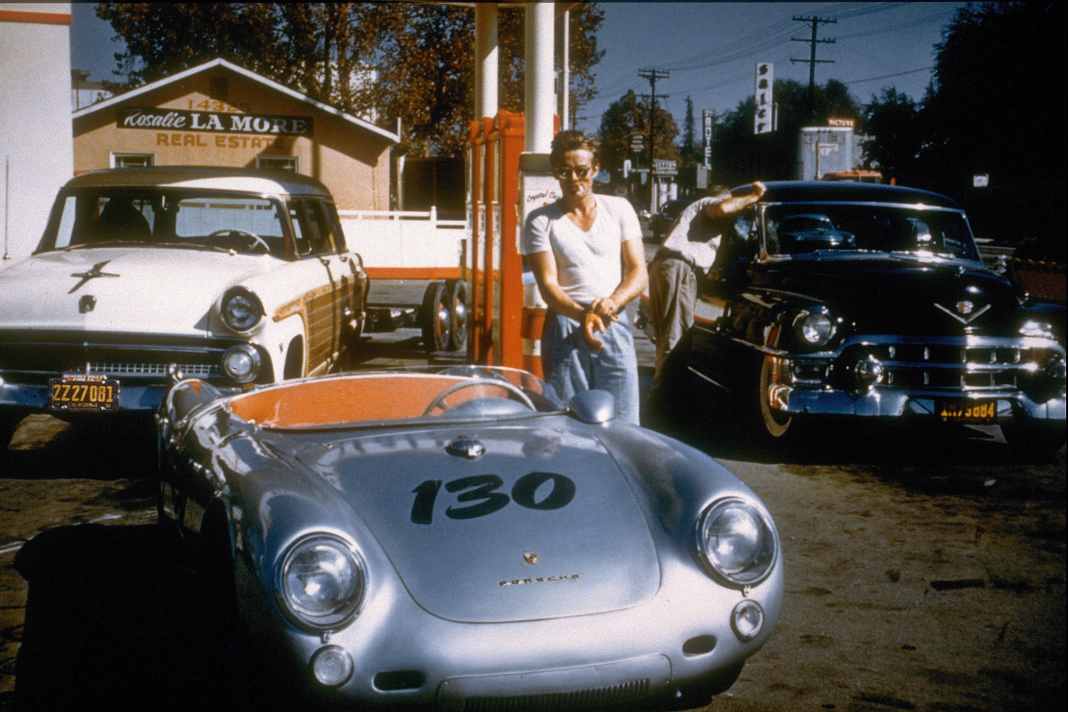 James Dean: Sonnenbrille, lässige Pose, Kippe im Mundwinkel – James Dean wurde nur 24 Jahre alt, hat es aber dennoch geschafft, in Erinnerung zu bleiben. Porsche-Enthusiasten assoziieren mit ihm noch heute den silberfarbenen 550 Spyder, von dem er regelrecht besessen war. Hollywood bedeutet dem Schauspieler weniger als ein Leben im Auto. Er flüchtet aus der Kleinbürgerlichkeit der steifen 50er-Jahre, sucht nach Freiheit – und findet sie im Porsche mit der Nummer 130. Weggefährten berichten von einer nie ganz fassbaren Aura um James Dean herum. Von verachtenden Blicken und herzlichem Lachen. Von einer ganz besonderen Coolness. Von Rebellion. Der Spitzname seines Porsche: Little Bastard.