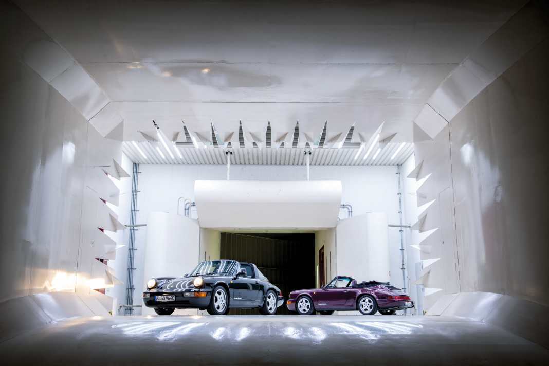 Die Ruhe vor dem Sturm: 964 Targa und 964 Cabrio vor der Düse im Porsche-Windkanal.