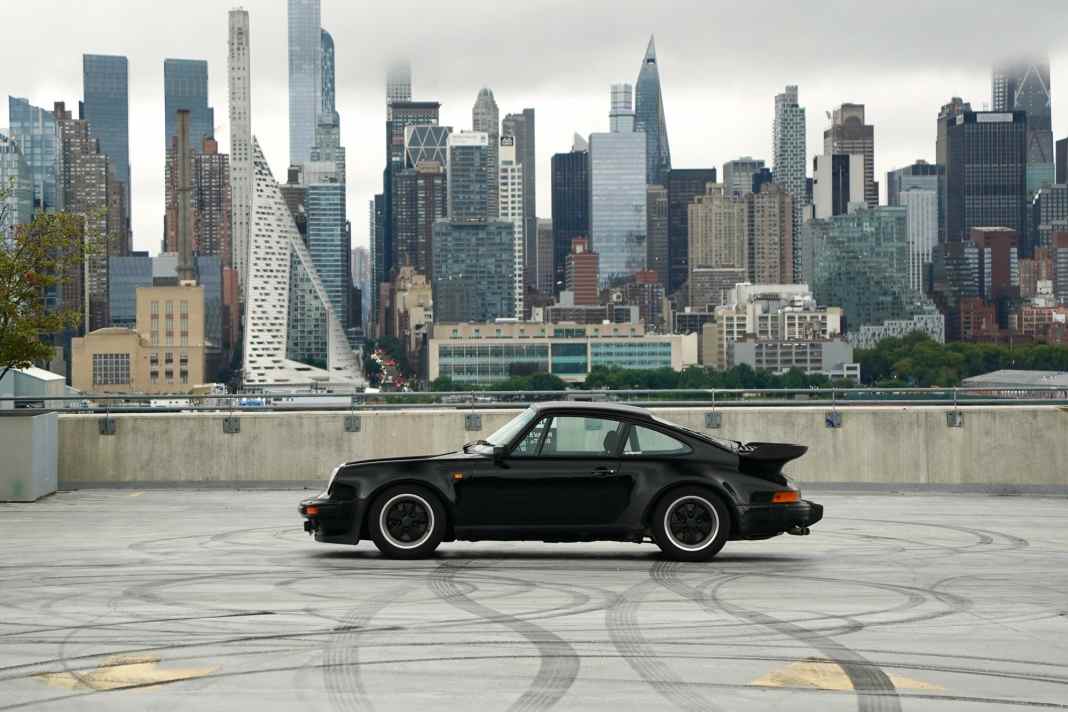 Die Stadt, die niemals schläft: Nach drei Wochen Überfahrt für den 911 Turbo und in einem Flug der Besatzung ging es über die Brooklyn-Bridge nach Manhattan. Die große Reise an die Westküste konnte beginnen.