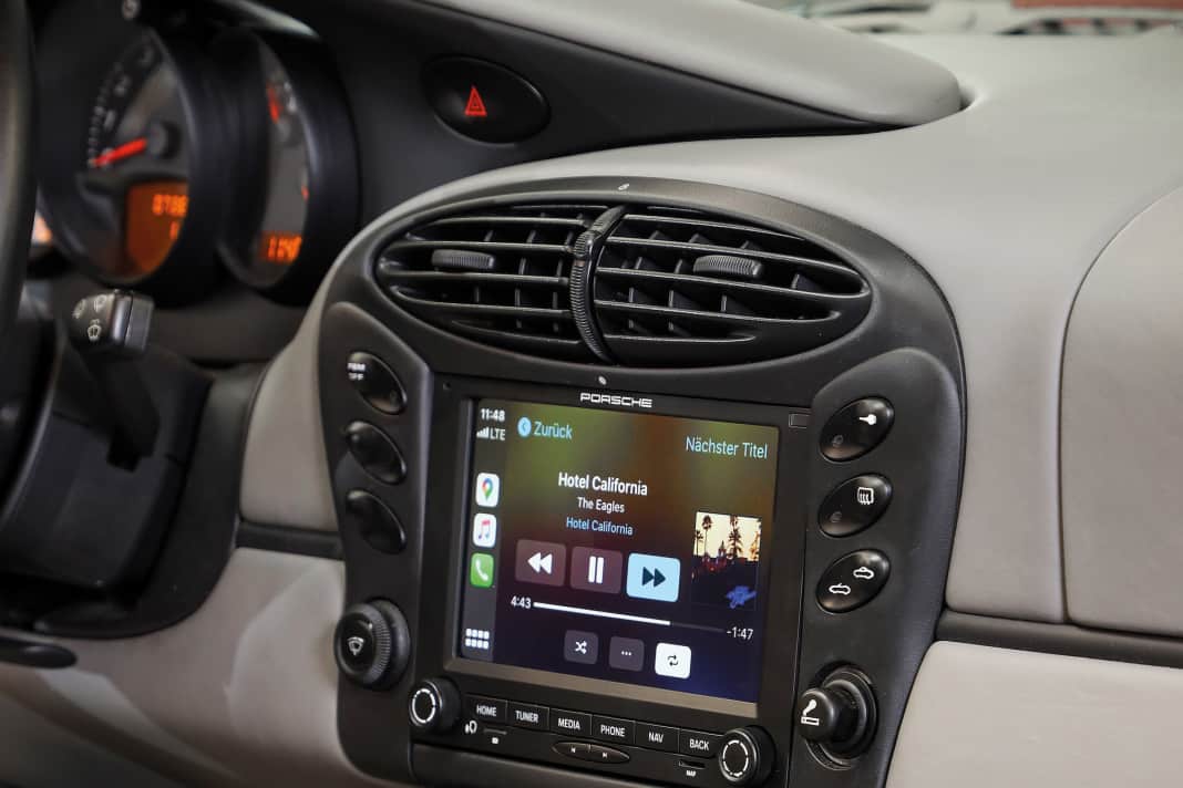 Optisch perfekt eingebunden: Das PCCM Plus passt sich harmonisch in das Interieur der Baureihen 986 und 996 ein. Hier haben wir es in einen Porsche Boxster von 2001 integriert.