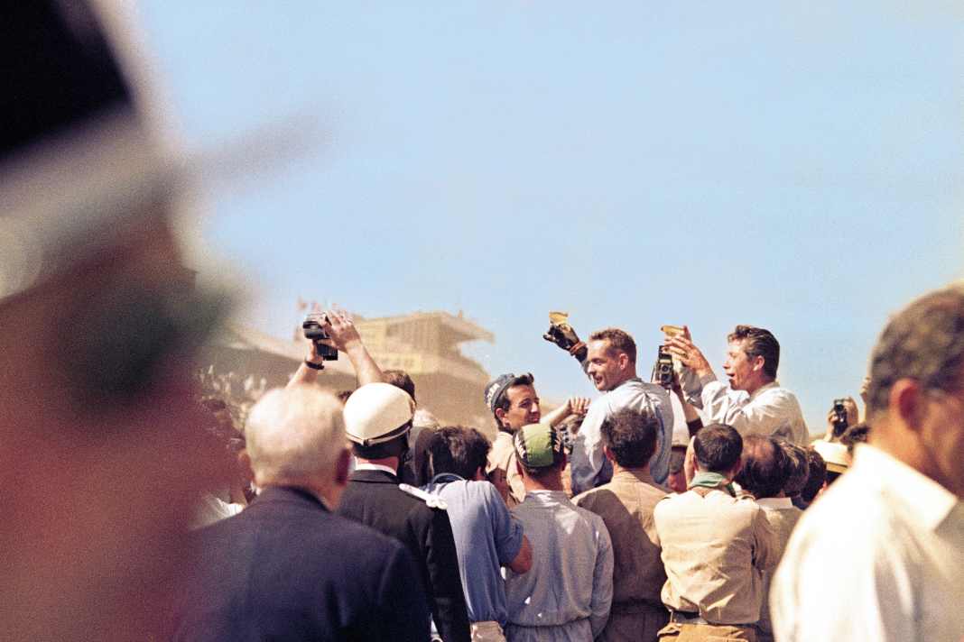 Wie im Rausch: Das Siegerduo von 1962, Phil Hill und Olivier Gendebien, prostet sich stilecht mit Champagner zu. Zwischen 1958 und 1962 gewannen sie in Le Mans dreimal, Gendebien sogar noch ein viertes Mal. Danach hängte er seinen Overall an den Nagel – er hatte es seiner Frau versprochen.