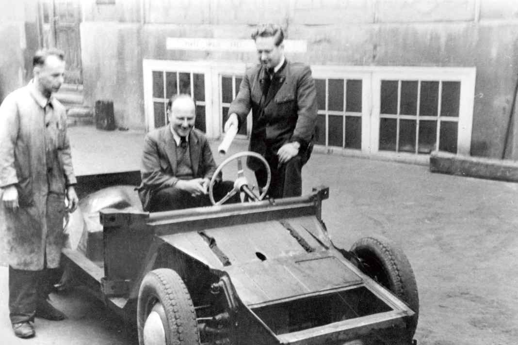 Premiere: Sitzprobe im Hof der Firma Reutter in der Stuttgarter Augustenstraße, Frühjahr 1950. Das noch in großen Teilen handgefertigte Fahrgestell war vermutlich für den ersten in Stuttgart gebauten 356 („Windhund“) bestimmt