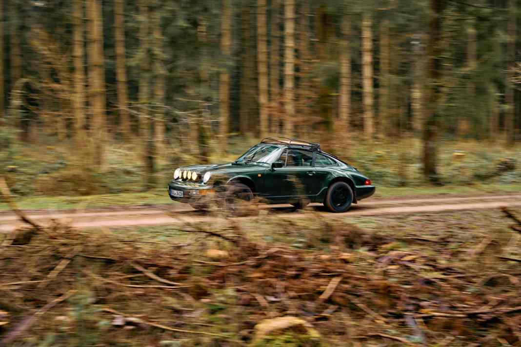 Hochgesetzte Karosserie, spezielles Fahrwerk: Waldwege sind auch bei höherem Tempo kein Thema.