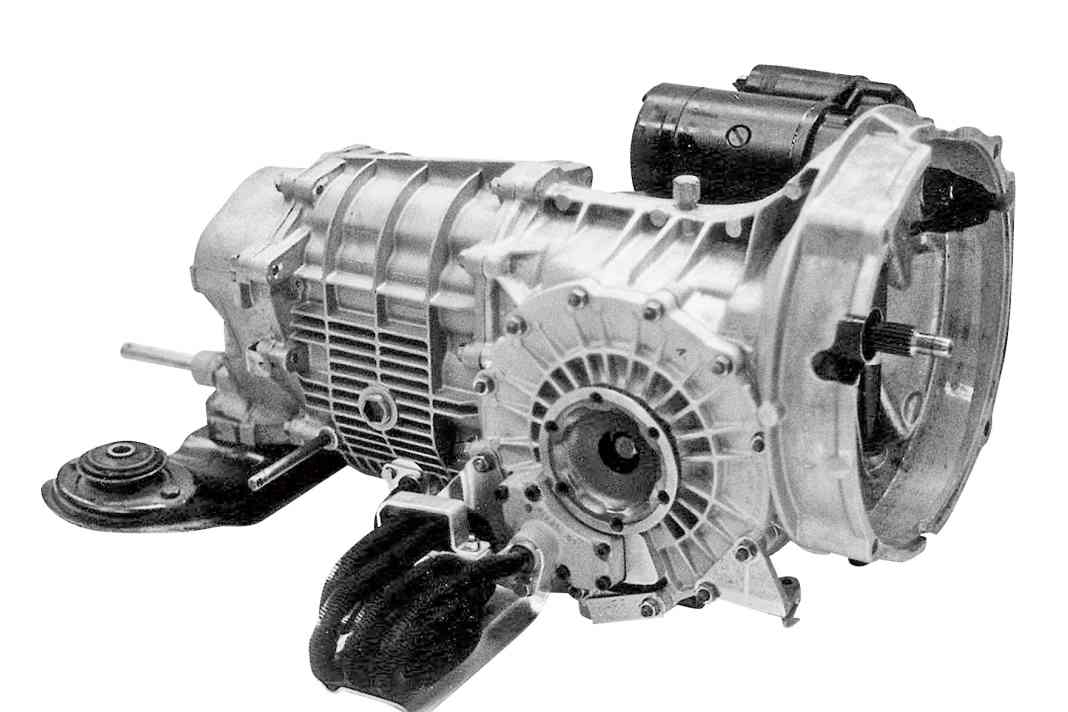 Beim 915 ist das Gehäuse erstmals dreigeteilt, ein Vorteil an der Rennstrecke