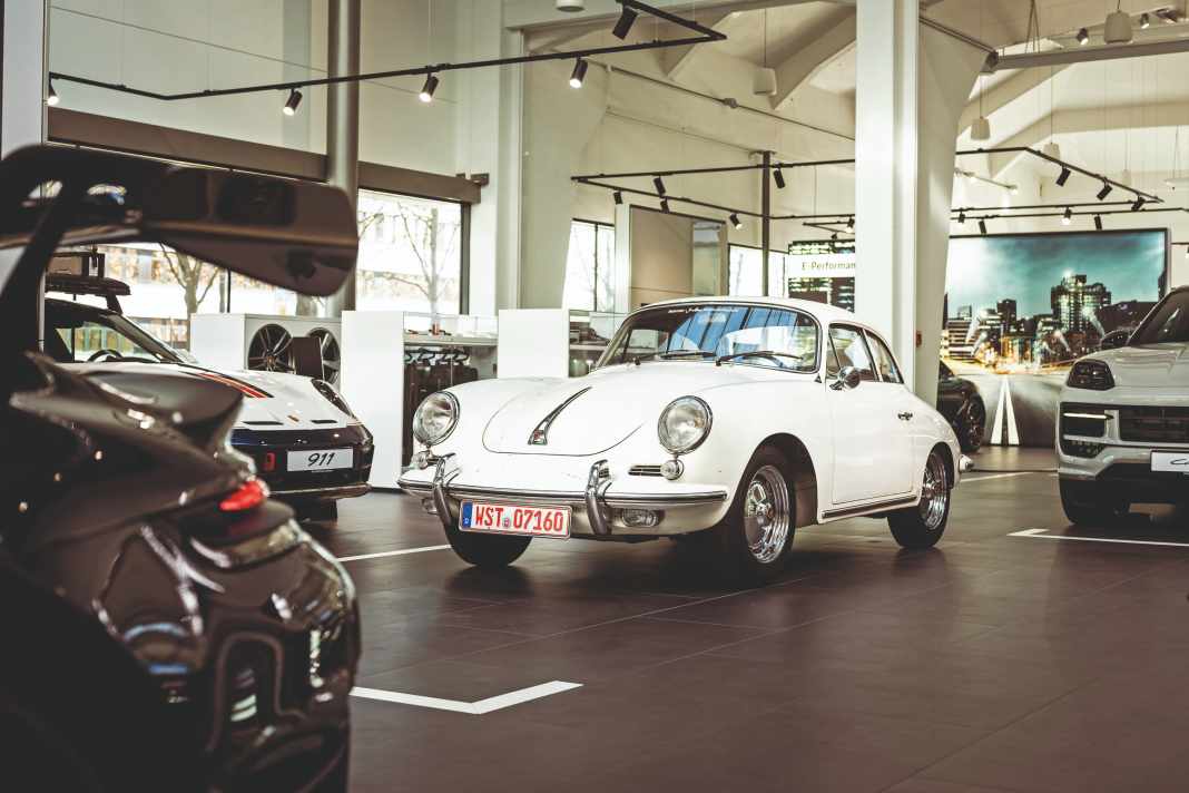 Der Großvater inmitten seiner Enkel – das Foto entstand im Porsche Zentrum Bremen. Auch zwischen den  fabrikneuen Modellen macht das
356 B Hardtop Coupé von 1962 eine prima Figur.