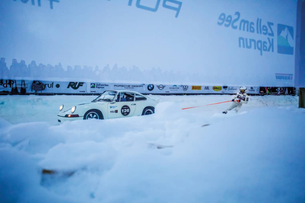 Skijöring at its best: Lino Zanussi pilotiert den Porsche 2.7 RS, im Schlepptau hat er Alessandro Cunico, der seine Skikleidung gegen den Rallyeanzug seines Vaters Franco Cunico tauschte.