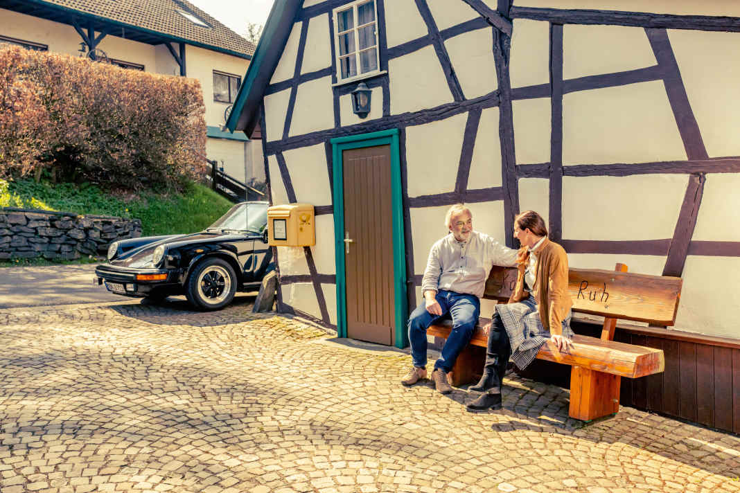 Zur Ruh gekommen: Anne und Uwe haben »Black Beauty« gezähmt. Durch sage und schreibe zehn Hände ist der 1981er Targa zuvor gegangen und hat viel erlebt, wie eine umfangreiche Dokumentation beweist.