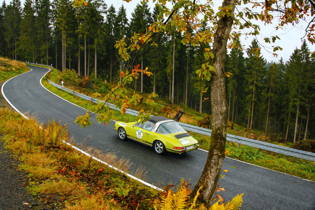 Das Sauerland mit seinen Höhenzügen, Wäldern und zahllosen Kurven ist im goldenen Oktober Schauplatz der dritten Röhrl-Klassik