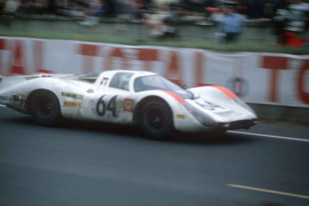 Hans Herrmann und Gérard Larrousse auf einem 908 LH Coupé in Le Mans 1969.