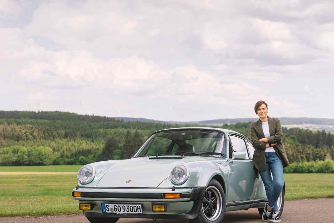 Porsche Klassik-Chefredakteurin Bianca Leppert (u.) fuhr mit dem 911 Turbo (930), dem 944 Turbo und dem aktuellen 911 Turbo (992)