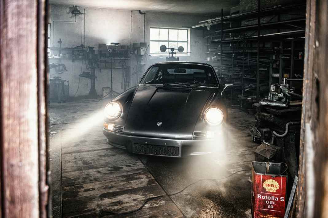 Wie eine Filmkulisse: Ulrike und Marc Clormann setzen ihren Elfer gern in Szene. Zum Beispiel in einer alten Schmiedewerkstatt.