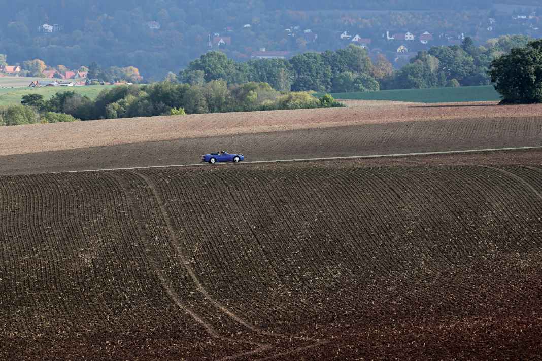 Ein Land mit Versmass: Goethe und Schiller, der Dichterfürst und der Dramatiker, fanden hier jenes Gefühl von Freiheit, das sie in ihren Werken erträumten. Später war für Sturm und Drang der offene Porsche 944 Turbo zuständig.