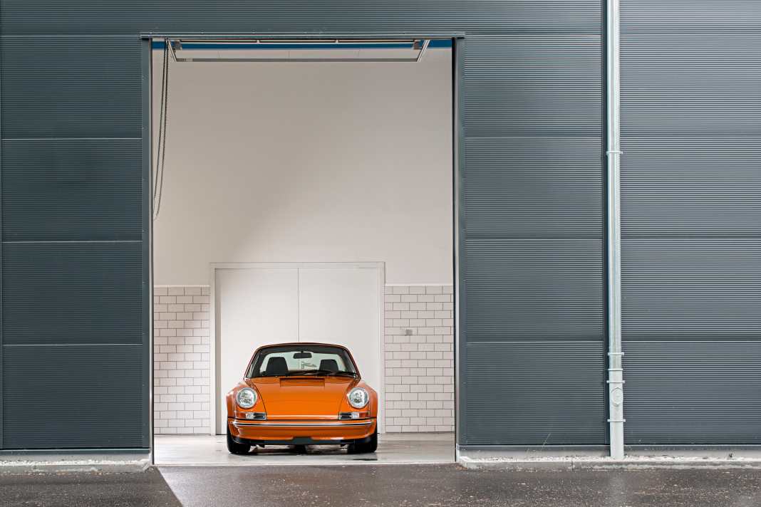 F300 nennt sich diese Variation  eines Porsche 964, der in Schwelm bei »Das Triebwerk« optisch auf ein F-Modell rückgerüstet wurde. Und aufgerüstet: Denn technisch ist dieser »Back to  the roots«-Porsche alles, nur nicht von gestern.