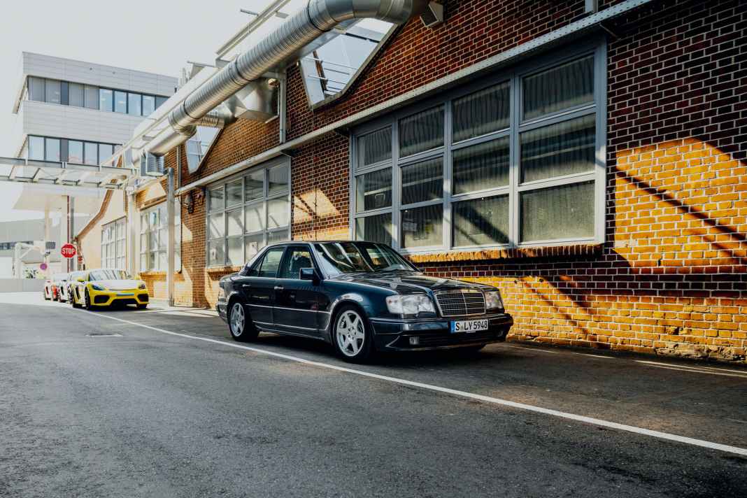 Zeitreise: einer von nur 500 der E 500 Limited aus der Sammlung des Porsche Museums am Platz seiner Entstehung, dem Rössle-Bau in Stuttgart- Zuffenhausen. Im Hintergrund: aktuelle Nachfahren mit Boxer-Saugmotoren.