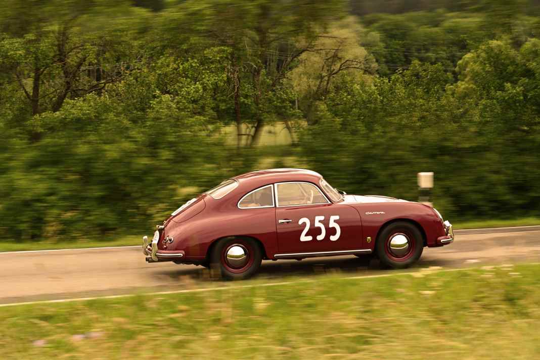 Serienstand: Schon der 356 1500 Carrera GS war als Rennwagen für Privatfahrer konzipiert. Mit 100 PS Leistung bei 800 Kilogramm Gewicht stimmten die Rahmendaten.