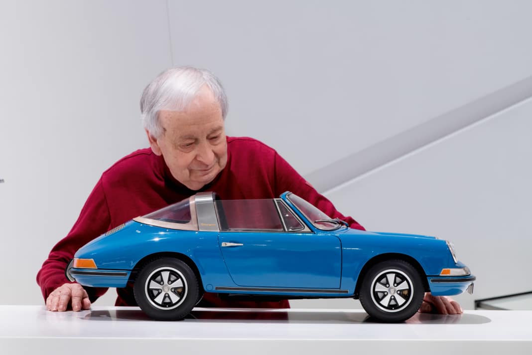 Elmar Roßmayer hat den blauen Porsche 911 Targa vor 54 Jahren komplett von Hand gebaut. Roßmayer lernte bei Maybach, der Auftrag für das 1:5-Modell kam aus Zuffenhausen.