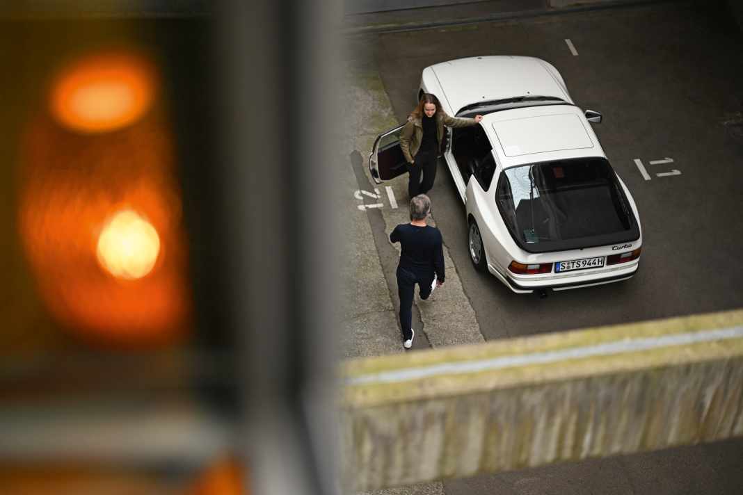 Einstieg: Sonja und Wolfram Schäffer vor ihrem Porsche 944 Turbo S – mehr gefunden, als sie jemals gesucht haben.