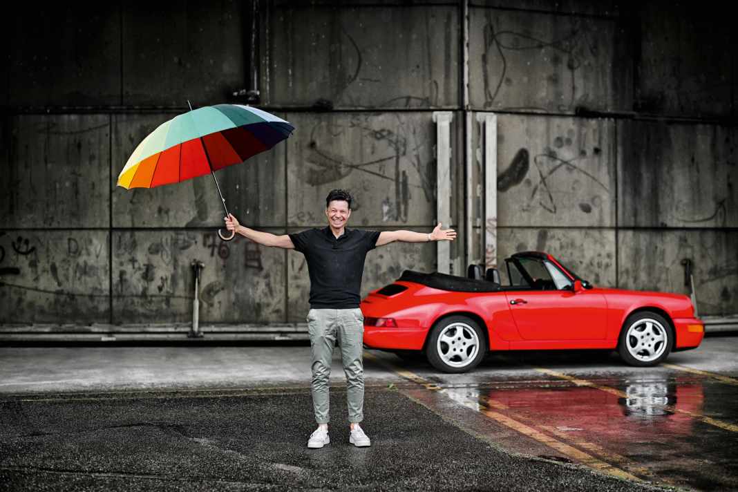 Nie bei Regen! Wenn der Herrenfahrer an sich nach dem Herzmittel kramt, weil eine Wolke die Sonne verdeckt, tritt Michael aufs Gas. Sein 964 ist ein Fahrzeug und kein Stehzeug.