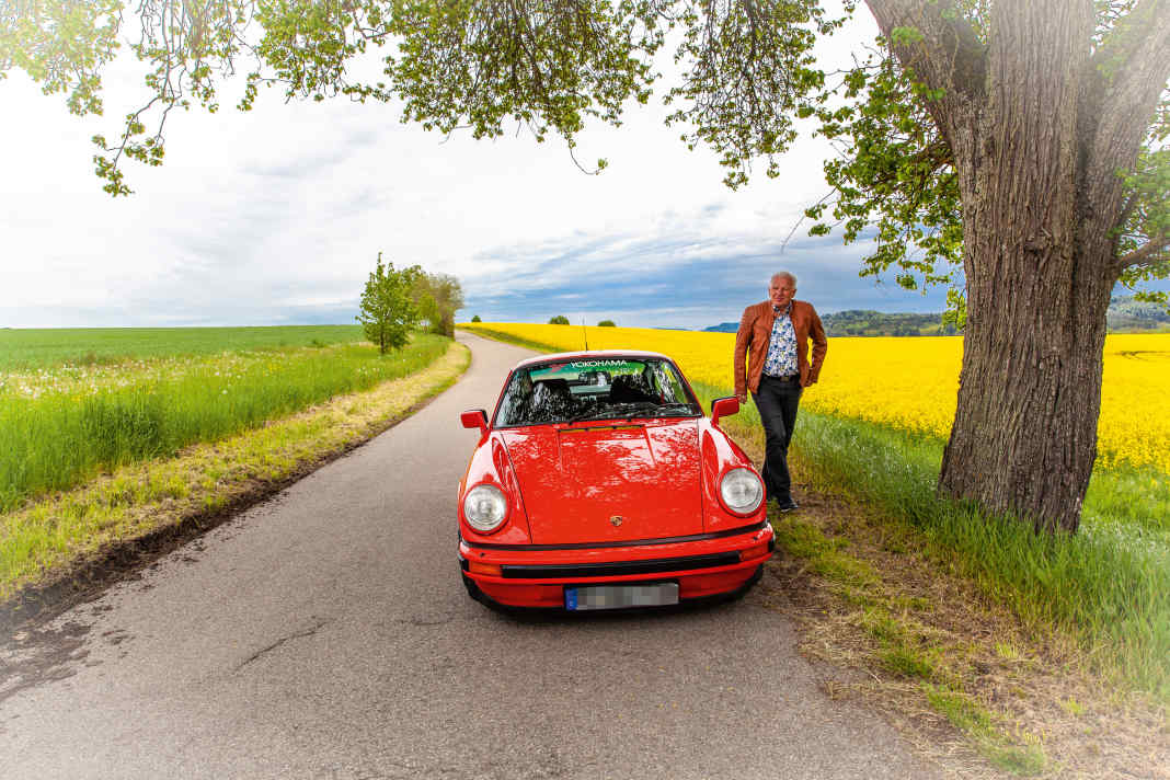 Zeitlos schön: Selbst die pittoreske Landschaft unterm Himmelsblau gewinnt durch Albert Hausers Porsche.