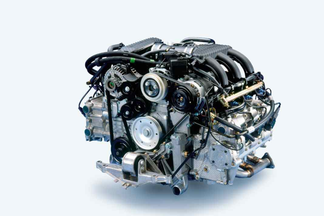 Der erste wassergekühlte Serien-Boxer von Porsche hatte 2,5 Liter Hubraum, sechs Zylinder, 24 Ventile und 204 PS.