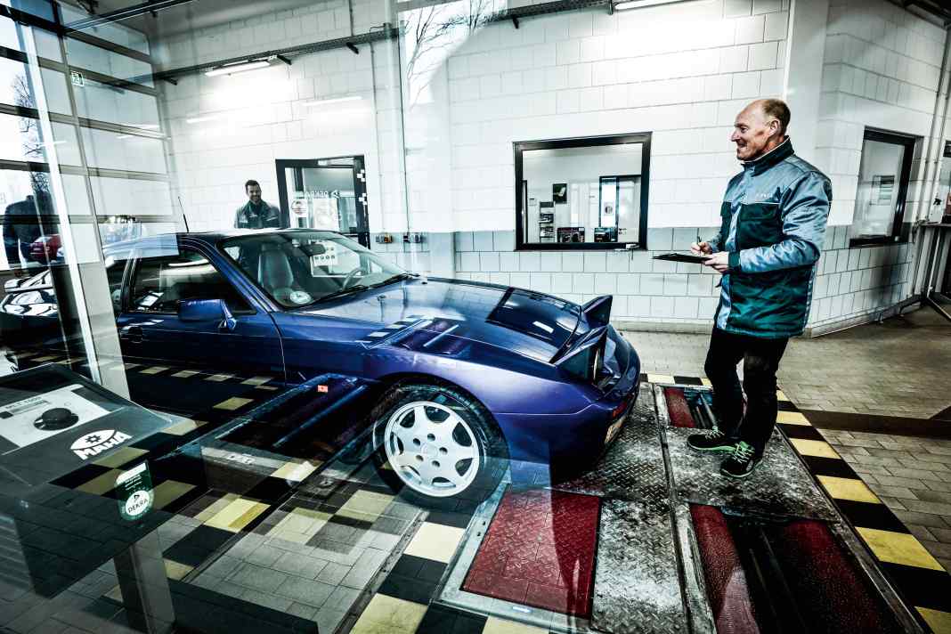 DEKRA-Prüfer nehmen den Porsche 944 S2 unter die Lupe. Das Ziel: die Erstellung eines Oldtimer-Bewertungsgutachtens und der Nachweis, dass der Sportwagen fortan mit einem H-Kennzeichen als historisch wertvoll eingestuft wird.