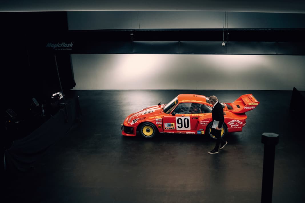 Inspektion: Der Maestro nimmt das automobile Meisterwerk in Augenschein. René Staud nimmt die Dinge wichtig – Perfektion ist seine Natur.