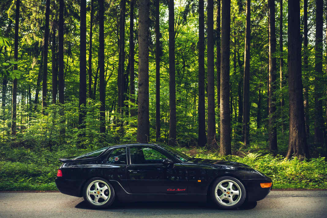 Runde Sache: Nur der kleine Aufkleber mit der Fledermaus verrät die Passion von Michael Rolf. Sein 968 ist wegen der Sitze ein ungewöhnlicher Club Sport, aber die Fahrgestellnummer weist ihn eindeutig als solchen aus.