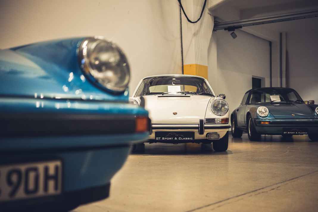 Schöne Stücke: Warum online suchen? Beim Händler vor Ort – wie hier bei GT Sport & Classic im Bielefelder Lenkwerk – schlummern wahre Schätze, deren Unterlagen man in Ruhe prüfen kann.