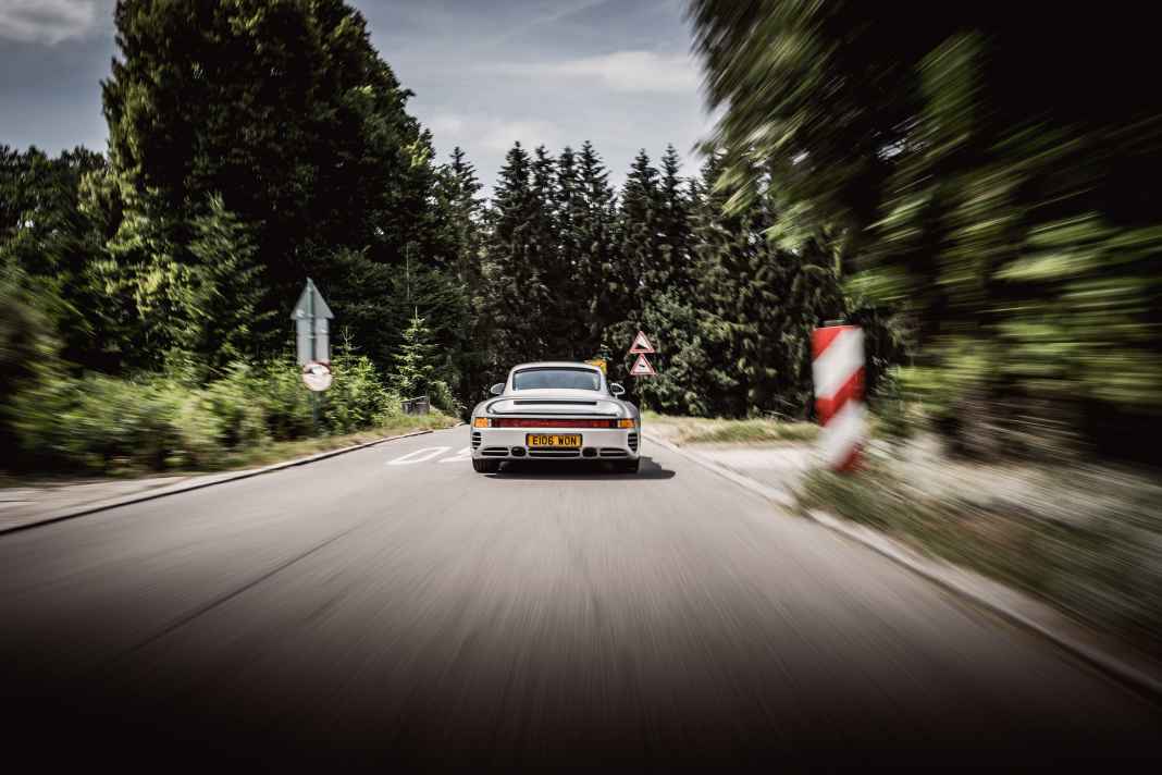 Der 959: Ein voll alltagstauglicher Reisesportwagen, bei dem die bequemen Sitze, die Lederausstattung,  die Klima- und die Stereoanlage serienmäßig waren – der aber 320 km/h erreichte.