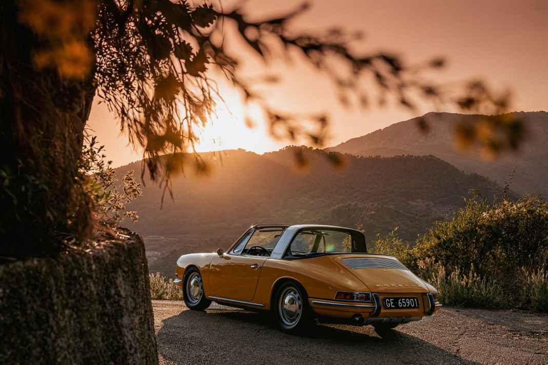 „DIE SONNE VERSINKT HINTER DEN BERGEN, FÄRBT DEN HIMMEL ROSA UND ORANGE, WÄHREND DER PORSCHE WIE EIN ZEITREISENDER WIRKT, DER SICH NICHT ERKLÄREN MUSS.“ Dino Eisele