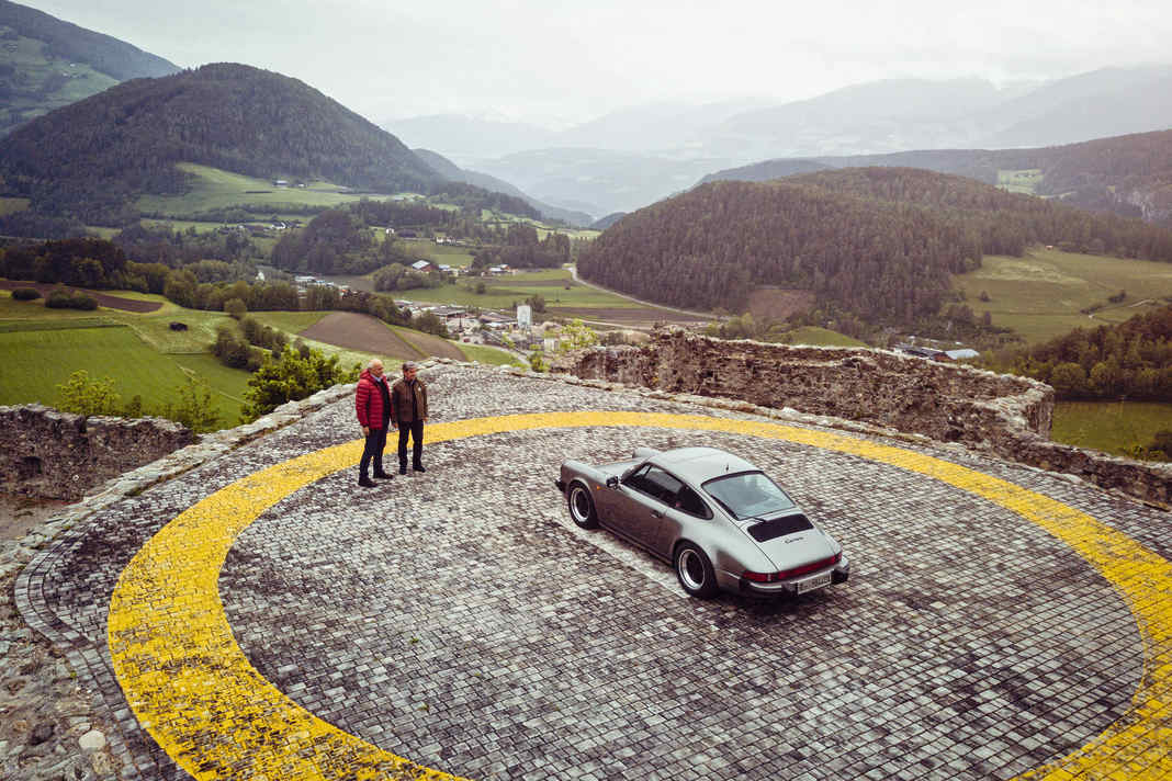 Wie ein Chamäleon verschmilzt das G-Modell farblich mit seiner Umgebung. Carlo Marcati (links) und Christian Geistdörfer genießen den Rundumblick.